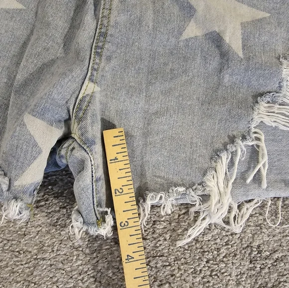 Blue Buttercup Star Print Distressed Light Denim Women's Size Large Shorts - Picture 6 of 8